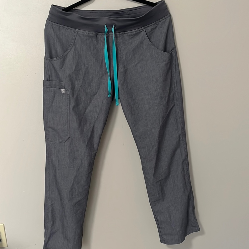 Straight leg - slit at the bottom FIGS
